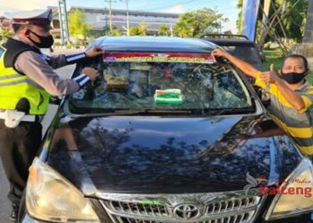 Mobil Angkutan di Palangka Raya Ditempeli Stiker "Ayo Pakai Masker"