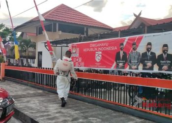 Polisi Semprot Cairan Disinfektan di Tempat Pendaftaran Cagub dan Cawagub Kalteng