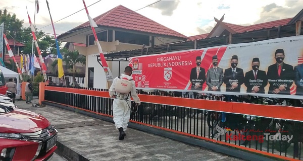 Polisi Semprot Cairan Disinfektan di Tempat Pendaftaran Cagub dan Cawagub Kalteng