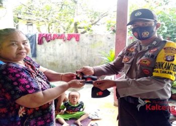 Memasuki AKB, Polsek Kurun Patroli Sambil Bagikan Masker