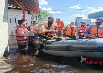 Polda Kalteng Bagikan Bantuan Warga Terdampak Banjir di Tumbang Samba