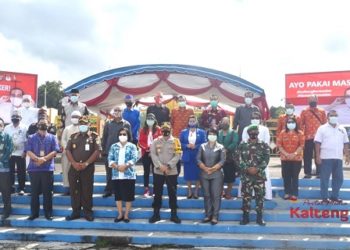Polres Gumas Bagikan Masker Bersama Berbagai Unsur