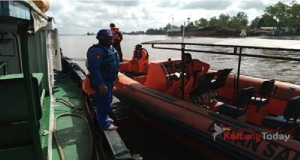 Petugas SAR Palangka Raya dan Sampit saat melakukan pencarian terhadap korban hilang akibat laka sungai di perairan Sungai Mentaya Kotim, Kamis (10/8).