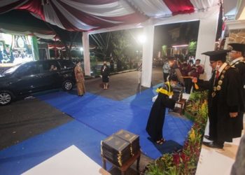 Unik, Universitas Palangka Raya Gelar Wisuda Drive Thru di Malam Hari