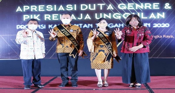 Bupati dan Ketua PKK Gumas Dikukuhkan Menjadi Ayah dan Bunda Genre Kalteng