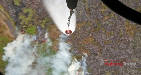 Helikopter Waterbombing Padamkan Kebakaran Lahan Di Kecamatan Kapuas Murung.