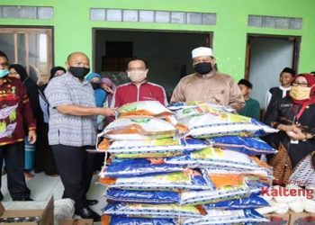 Bupati Seruyan Serahkan Bantuan Sembako Dari Pemprov Kalteng Untuk Yayasan