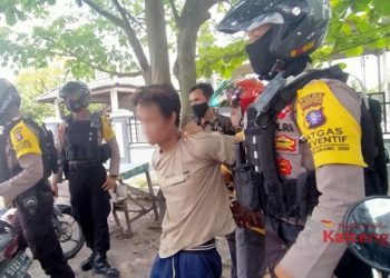 Diduga Tak Waras, Pemuda Ini Onani dan Melempar Pengendara di Pinggir Jalan G Obos Palangka Raya