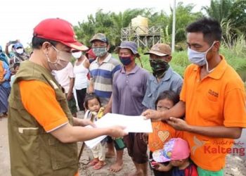 Bupati Seruyan Salurkan Santunan Bagi Warga Terdampak Banjir