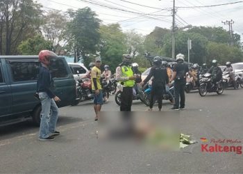 Truck CPO Tabrak Emak-Emak Naik Motor di Depan Gereja Katedral Palangka Raya
