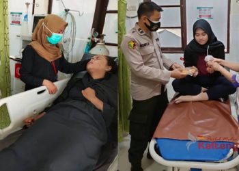Dua mahasiswi peserta aksi demo yang pingsan saat diberikan perawatan oleh Tim medis di RS Bhayangkara Kota Palangka Raya.
