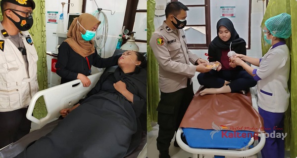 Dua mahasiswi peserta aksi demo yang pingsan saat diberikan perawatan oleh Tim medis di RS Bhayangkara Kota Palangka Raya.