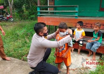 Polsek Murung Turun ke Desa Sosialisasikan Prokes dan Bagikan Masker