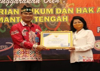 Plt Bupati Pulang Pisau Serahkan Piagam Handep Hapakat
