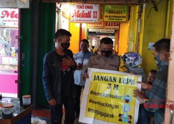 Aksi Anggota Polisi Sosialisasikan 3M dan Tegur Warga Tak Gunakan Masker