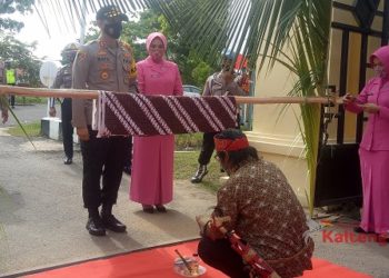 Kapolres Seruyan Baru Disambut Tradisi Potong Pantan