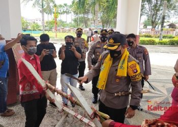Tradisi Potong Pantan Sambut Kedatangan Kapolres Murung Raya Baru