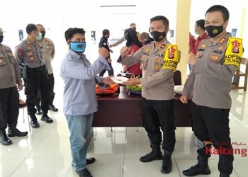 Wartawan Kapuas Terima Rompi dan Atribut Pers dari Polisi