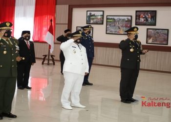 Kapolda Kalteng Hadiri Upacara Peringatan HUT TNI Ke 75 di Makorem 102 Panju Panjung
