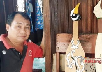 Perajin Alat Musik Tradisional di Gumas Ciptakan Jam Dengan Desain Kecapi