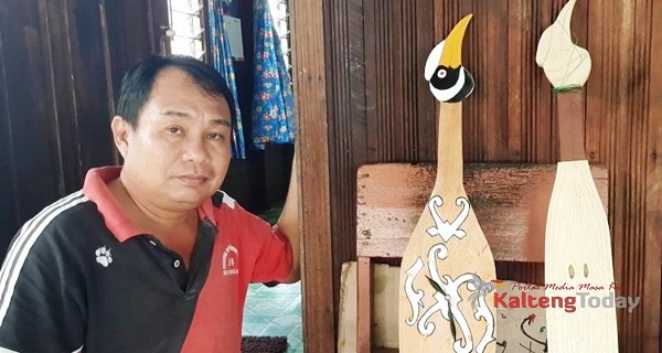Perajin Alat Musik Tradisional di Gumas Ciptakan Jam Dengan Desain Kecapi