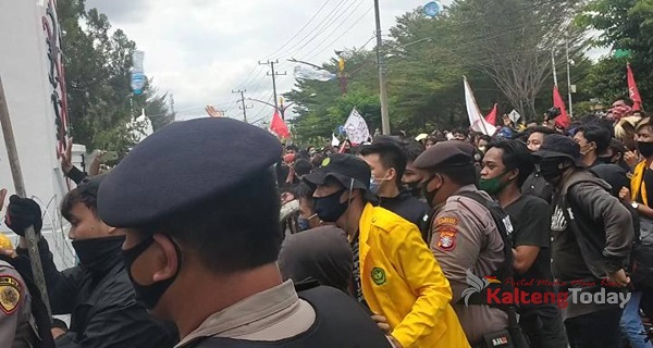 Unjuk Rasa Mahasiswa di Depan Kantor DPRD Kalteng Sempat Ricuh