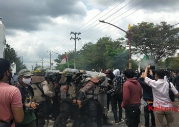 Diduga Mabuk, Seorang Pria Diamankan Petugas Saat Terjadi Unjuk Rasa di Depan DPRD Kalteng