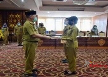Sekda Kalteng Serahkan Surat Tugas Lulusan IPDN Angkatan XXVII