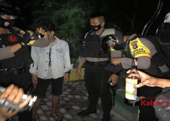 Terciduk Polisi Saat Nenggak Miras, Tiga Pemuda Ini Diganjar Olahraga Push Up