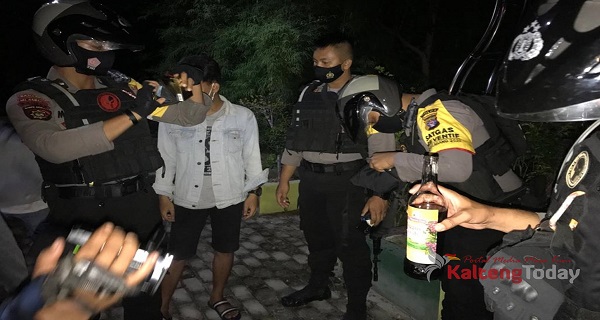 Terciduk Polisi Saat Nenggak Miras, Tiga Pemuda Ini Diganjar Olahraga Push Up