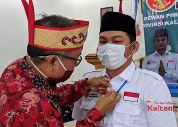 Wakil Ketua II DPRD Mura Raih Lencana Tanda Jasa Kehormatan Tokoh Dayak Kalteng