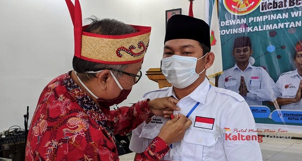Wakil Ketua II DPRD Mura Raih Lencana Tanda Jasa Kehormatan Tokoh Dayak Kalteng