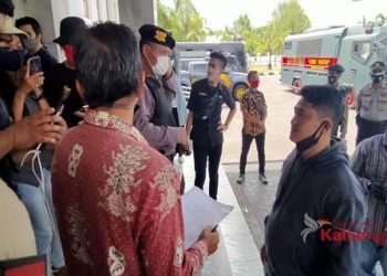 Perwakilan Aliansi Mahasiswa Serahkan Surat Tuntutan Kepada DPRD Kalteng