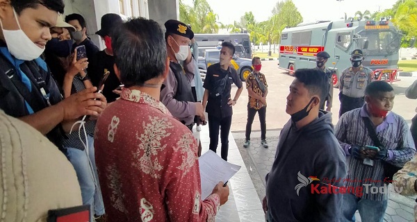 Perwakilan Aliansi Mahasiswa Serahkan Surat Tuntutan Kepada DPRD Kalteng