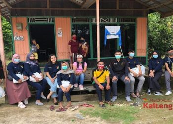 ADWINDO Kalteng Serahkan 120 Paket Sembako Di Desa Tura