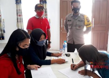 Pemdes Teluk Lawah Gumas Salurkan BLT DD Tahap V dan VI