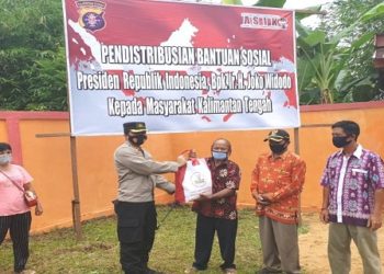 Kapolres Gumas Bagikan Bantuan Sembako Dari Presiden RI