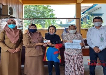 Ratusan Warga Terdampak Covid-19 Terima Bantuan
