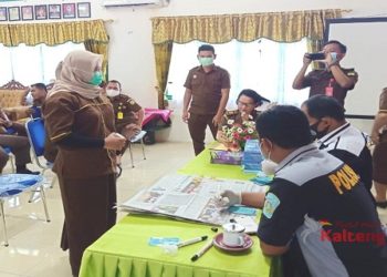 Sat Resnarkoba Lakukan Tes Urine di Kejari Gumas