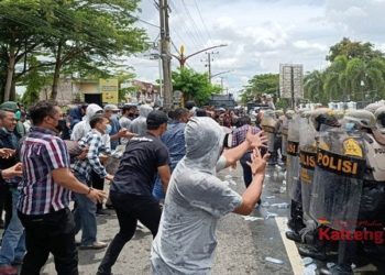 Polisi Simulasi Pengamanan Demo Rusuh di Depan DPRD Kalteng