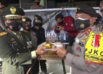HUT TNI Ke 75, Kapolda Kalteng Berikan Kejutan Untuk Danrem 102 Panju Panjung