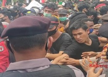 Unjuk Rasa Mahasiswa di Depan Kantor DPRD Kalteng Sempat Ricuh