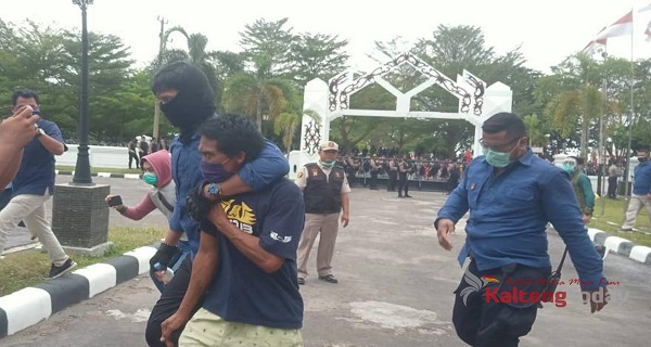Diduga Mabuk, Seorang Pria Diamankan Petugas Saat Terjadi Unjuk Rasa di Depan DPRD Kalteng  