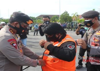 Kapolda Kalteng Berikan Rompi Pers Peliputan