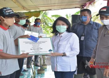 Masyarakat Pesisir Menerima Bantuan PKM dan Bibit Mangrove