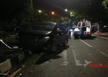 Ketiduran Saat Menyopir, Mobil Ini Tabrak Pagar Trotoar Jalan di Palangkaraya