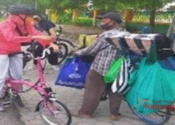 Sembari Bersepeda , Ketua Tim PKK Kalteng Berikan Bantuan Pada Warga Tak Mampu