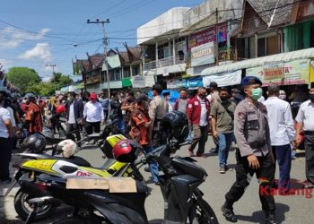 Pasangan Sugianto Sabran- Edy Pratowo Sapa Warga di Kawasan Pasar Kuala Kapuas.