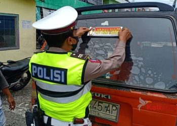 Sosialisasikan Prokes, Satlantas Pasang Stiker “Ayo Pakai Masker”
