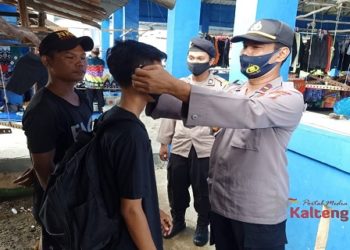 Polsek Kapuas Kuala Giat Operasi Yustisi dan Bagikan Masker
